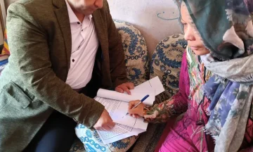 مديرية العمل بالأقصر توفر فرصة عمل لسيدة من ذوى الهمم و تسلم ١١ شهادة مزاولة حرفة