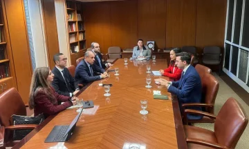 وزير الاستثمار يبحث مع شركة “بوينغ” العالمية تعزيز الشراكة الاستراتيجية في قطاع الطيران والنقل الجوي