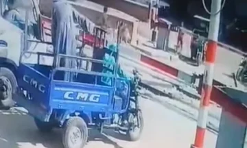 العنايه الإلهيه تنقذ صغيرين من الموت المحقق تحت عجلات القطار بأعجوبة بالأقصر