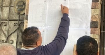 وضع لافتات تعريفة الركوب الجديدة بموقف عبدالمنعم رياض.. صور