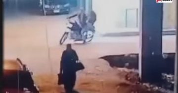 مسنة تسقط أرضا بطنطا بعد محاولة شابين سرقة شنطتها وحالتها حرجة.. فيديو صادم