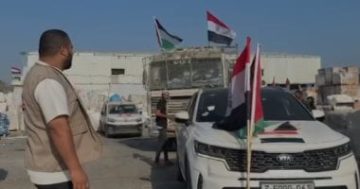 اللجنة المصرية فى غزة تقود أكبر قافلة مساعدات إنسانية لأهالى القطاع.. فيديو
