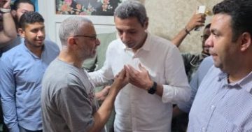 محافظ السويس يزور المسن ضحية واقعة الاعتداء للاطمئنان على حالته.. صور وفيديو