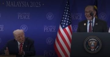 رئيس وزراء ماليزيا يمازح ترامب: “أنا دخلت السجن وأنت قرّبت”.. فيديو