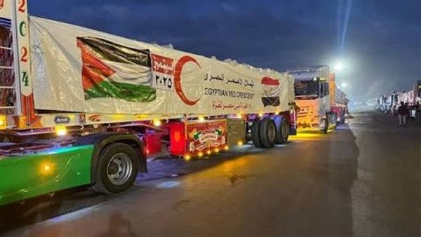 الاحتلال يعرقل دخول المساعدات إلى غزة وشاحنات تعود من المعبر دون تفريغ حمولتها