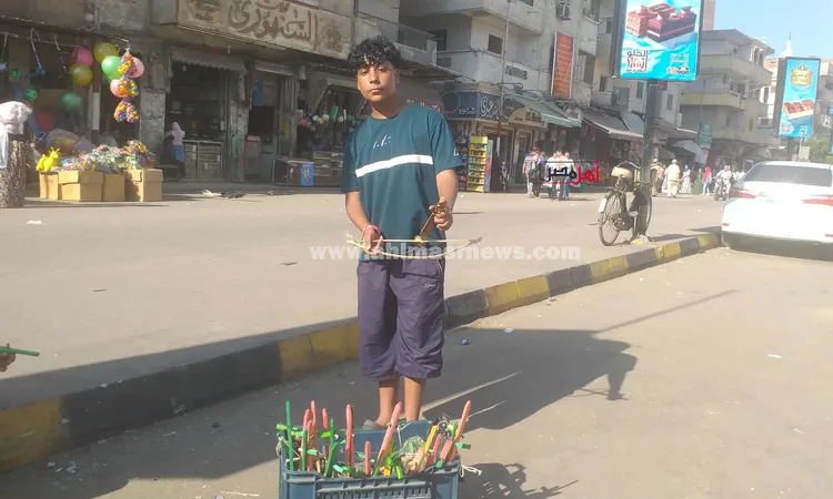 جاي من المنصورة لدسوق.. قصة كفاح ‘أحمد’ في بيع الربابة بمولد الدسوقي: بشتغل عشان أعتمد على نفسي | صور