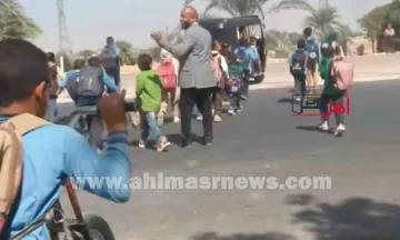 المعلم القدوة .. مدير معهد ازهري ينظم عبور التلاميذ بالطريق الصحراوي في قنا