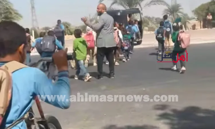 المعلم القدوة .. مدير معهد ازهري ينظم عبور التلاميذ بالطريق الصحراوي في قنا