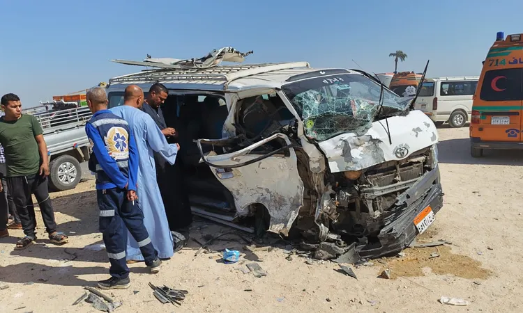 إصابة 11 شخصًا في تصادم سيارتين ميكروباص وربع نقل بطريق أسيوط الزراعى
