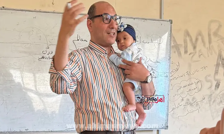 الإنسانية أولًا.. عميد تجارة كفر الشيخ يحمل ابنة طالبة ماجستير بكت أثناء المحاضرة: كمل شرح وهو شايلها | صور