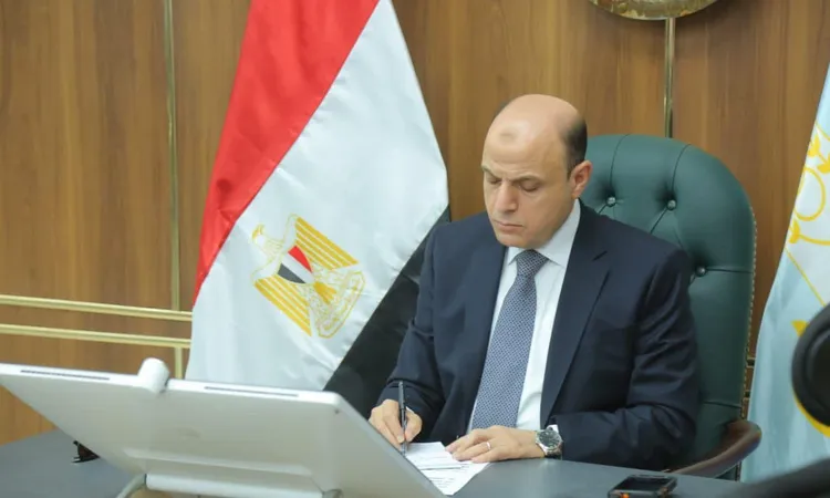 محافظ كفرالشيخ يعتمد التعريفة الجديدة لنقل الركاب.. وحملات مكثفة على المواقف ومحطات الوقود