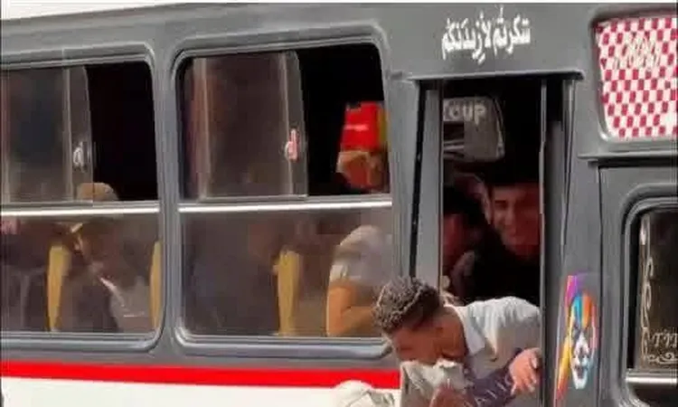 جشع السائق.. غضب بالمنصورة بعد سقوط رجل مسن أمام أتوبيس