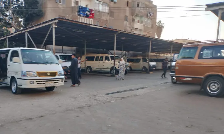 إيقاف سيارة لمخالفة تعريفة الركوب والحمولة الزائدة بالمنوفية