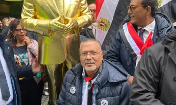 نحات تمثال الرئيس في بلجيكا: السيسي أغلى من الذهب.. ودي أقل حاجة نفرحه بيها