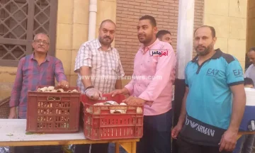 توزيع سندويتشات طعمية على مريدي الشيخ إبراهيم الدسوقي في أول أيام الاحتفال بمولده