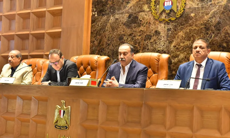 بعد وفاة 6 طلاب.. محافظ أسيوط يتخذ إجراءات صارمة ضد المركبات غير الآمنة وتوجيهات عاجلة لتأمين المصارف