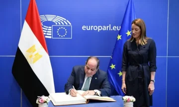 الرئيس السيسي يُوقع في سجل كبار الزوار بالبرلمان الأوروبي