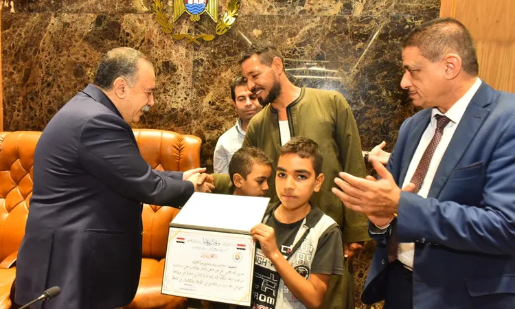 نموذج يجسد معانى الشهامة.. محافظ أسيوط يكرم مواطناً أنقذ أطفال “تروسيكل منقباد” من الغرق