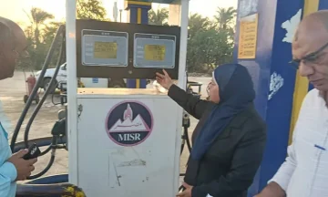 محافظ المنيا يتابع انتظام حركة السير والتزام السائقين بالتعريفة الجديدة وتوافر الوقود بجميع المراكز