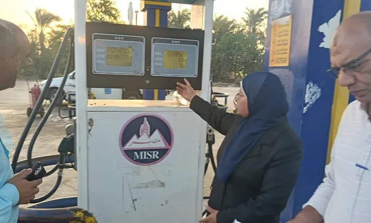 محافظ المنيا يتابع انتظام حركة السير والتزام السائقين بالتعريفة الجديدة وتوافر الوقود بجميع المراكز