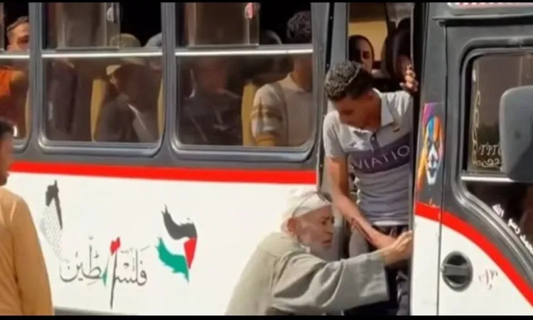 «التباع منعه من دخول الأتوبيس فسقط أرضا».. الداخلية تفحص الفيديو المثير للجدل