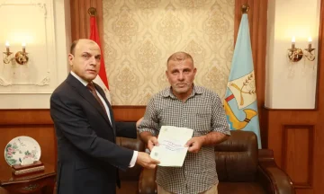 محافظ كفر الشيخ يُسلّم 6 عقود تقنين أراضي أملاك دولة للمستفيدين من المواطنين