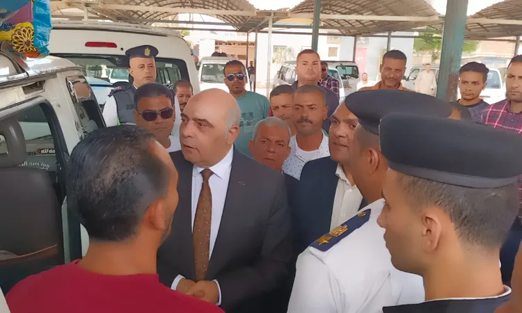 محافظ كفر الشيخ يتابع تطبيق التعريفة الجديدة لنقل الركاب بمواقف السيارات ويوجه باستمرار الرقابة الميدانية