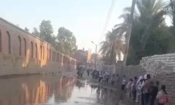 بسبب غرق الشوارع .. طلاب مجمع “عبد العزيز ” في ورطة في حجازة قبلي بقنا