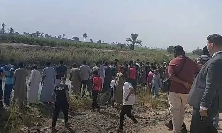 إصابة 10 أشخاص إثر انقلاب ميكروباص داخل ترعة بقنا
