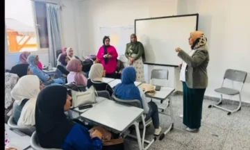 ضاربين بتعليمات الوزارة عرض الحائط.. إحدي مدارس قنا تستقبل مرشحة برلمانية داخل حرمها.. ومسؤول يرد