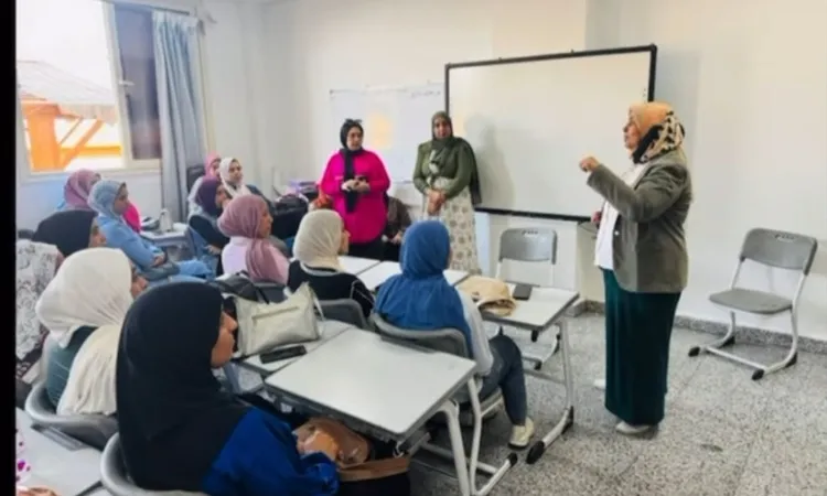 ضاربين بتعليمات الوزارة عرض الحائط.. إحدي مدارس قنا تستقبل مرشحة برلمانية داخل حرمها.. ومسؤول يرد