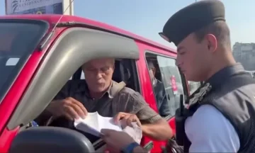 ضابط مرور يفاجئ ركاب “ميكروباص” بالإسكندرية: دفعتوا أجرة كام؟