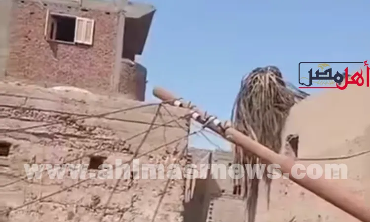 بالصور .. سقوط عمود إنارة على احد منازل قرية بدشنا في قنا