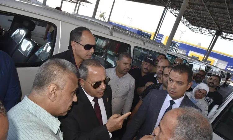 محافظ بورسعيد يتابع انتظام العمل بمحطات الوقود ويحذر السائقين من استغلال المواطنين