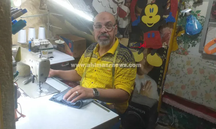 40 سنة في تعديل وتصليح الملابس الجاهزة بكفر الشيخ.. محمد الملا: بحول القديم لجديد (صور)
