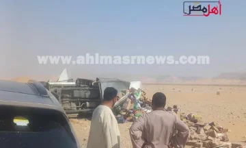 انقلاب سيارة محملة بالمواد الغذائية في قنا