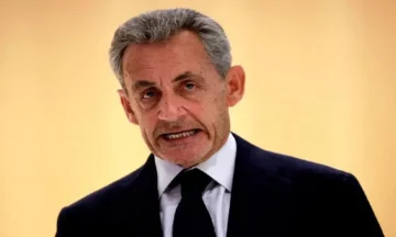 الرئيس الفرنسي الأسبق نيكولا ساركوزي يبدأ تنفيذ عقوبة السجن لمدة 5 سنوات