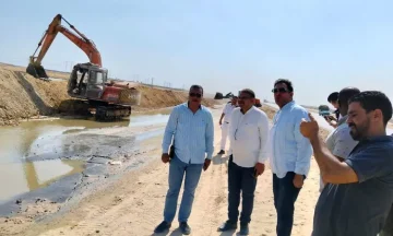 هبوط جزئي بالطريق الصحراوي الغربي ببنى سويف بسبب مياه الصرف الزراعي (صور)