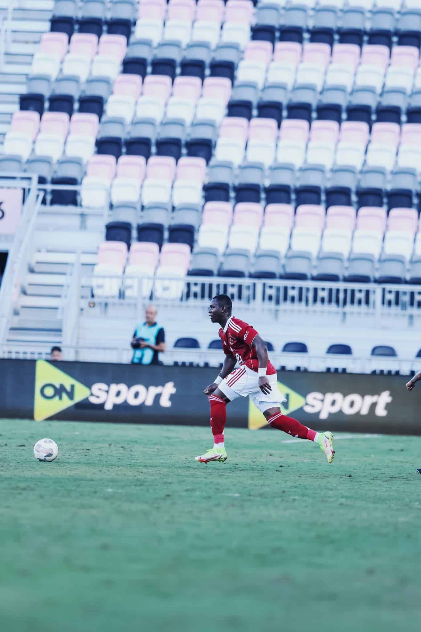 كيف رد أليو ديانج على استفسار وليد صلاح الدين بشأن عرض بيراميدز الضخم؟