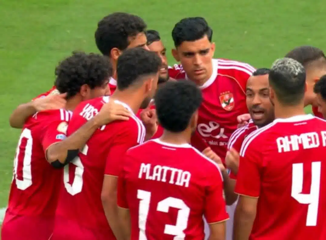 نجم الأهلي يخالف التوقعات داخل الفريق ويصدم الجميع