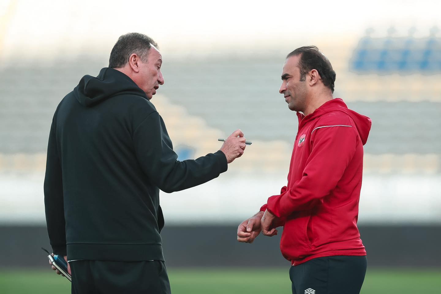 نجم الأهلي يوقع في الدوري الإماراتي.. وعبد الحفيظ يتحكم بمصير الثلاثي